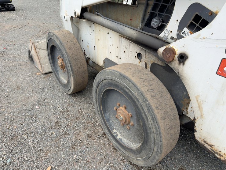 2009-bobcat-s220-image-13