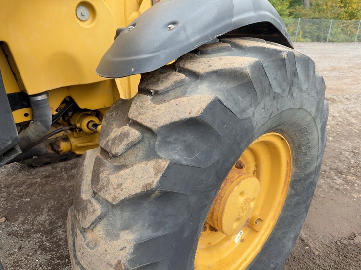 2005-caterpillar-th560b-image-12