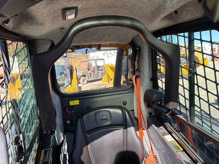 2018-deere-323d-image-46