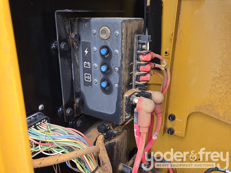 2020-caterpillar-352-image-37