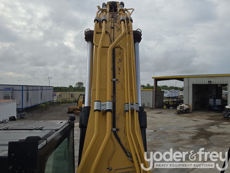 2020-caterpillar-352-image-61