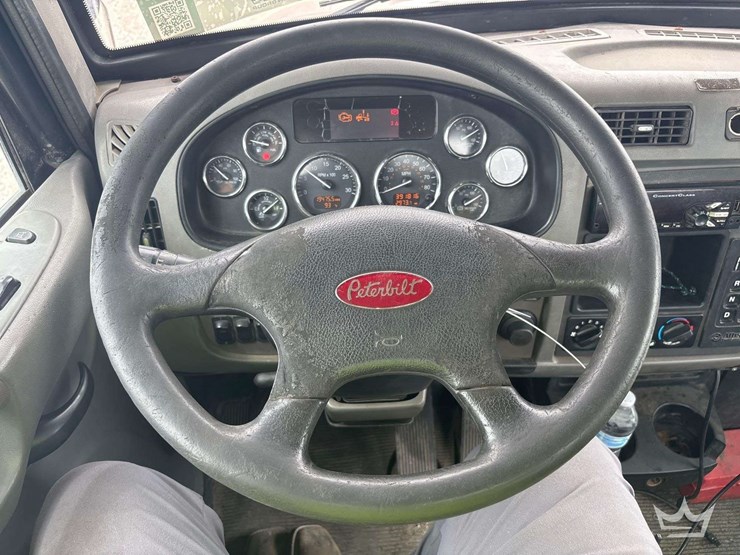 2015-peterbilt-348-image-11