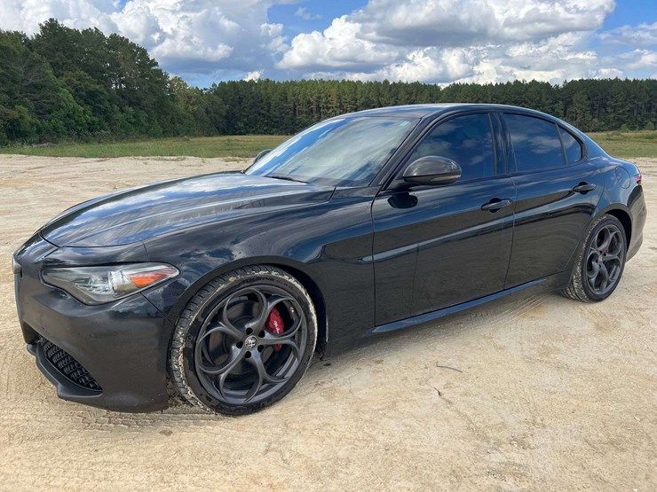 2019-alfa-romeo-giulia-4-door-sedan-(105,950-miles)-image-1