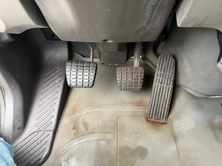 2006-freightliner-m2-106-image-51