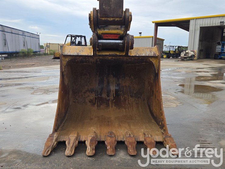 2020-caterpillar-352-image-26