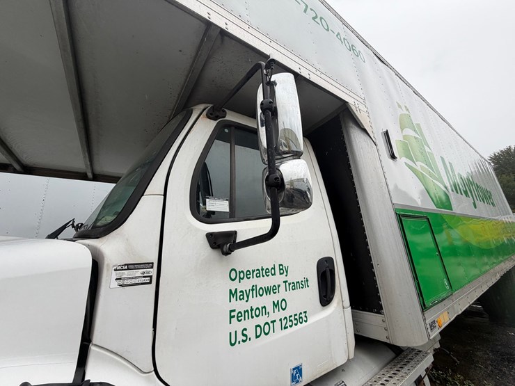 2010-freightliner-m2-106-image-12