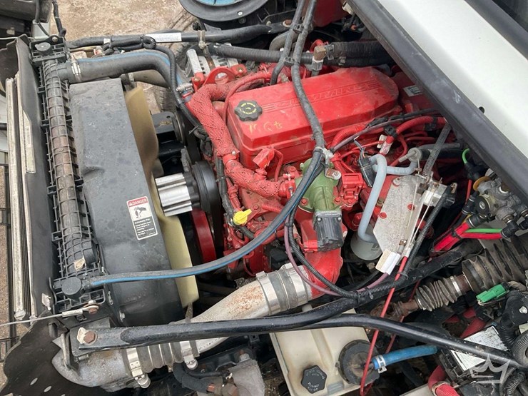 2010-freightliner-m2-106-image-9