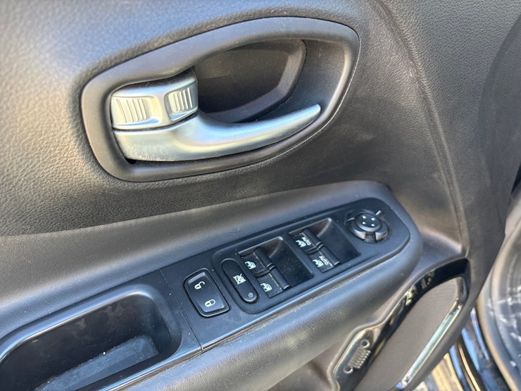 2016-jeep-renegade-image-38