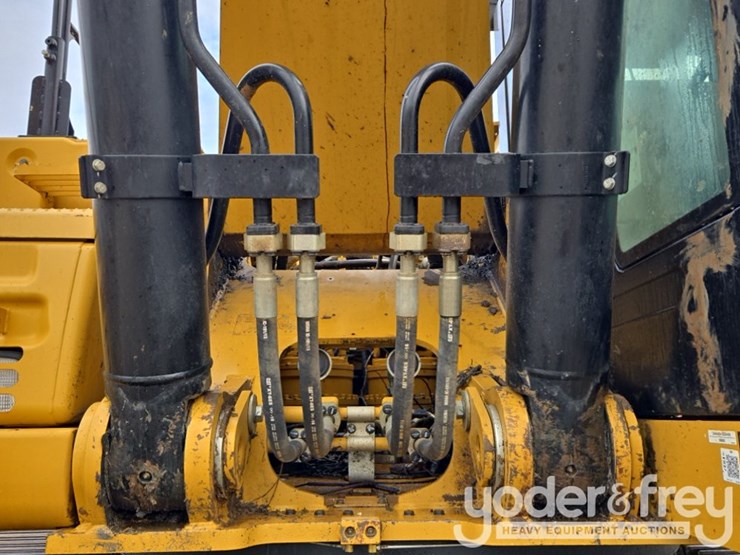 2020-caterpillar-352-image-30