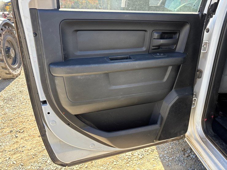 2019-ram-1500-classic-image-40