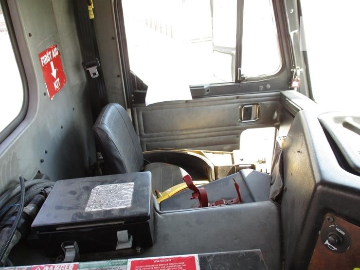 2010-peterbilt-320-image-9