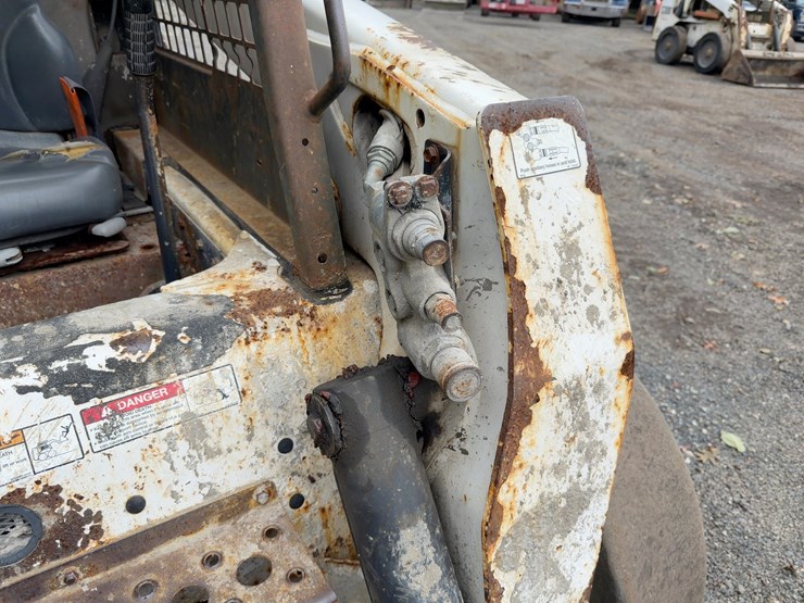 2010-bobcat-s220-image-10