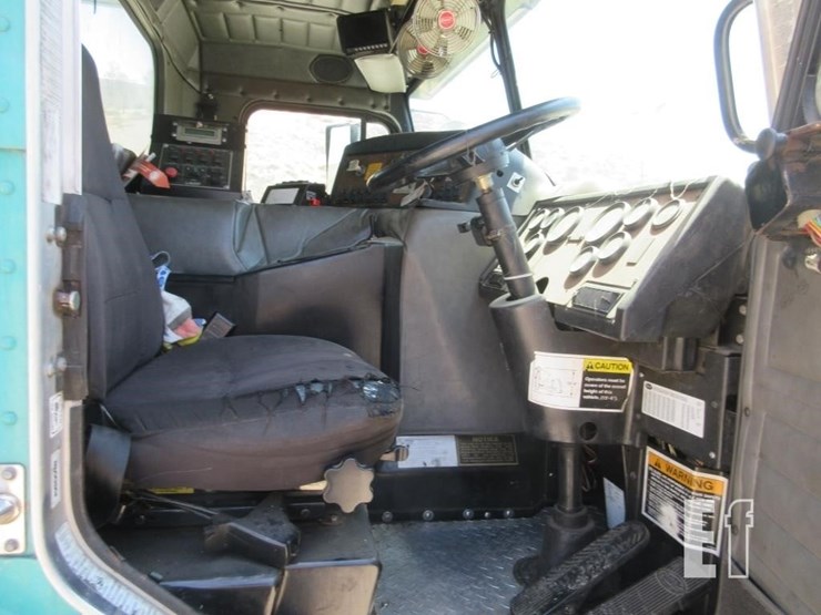 2009-peterbilt-320-image-7