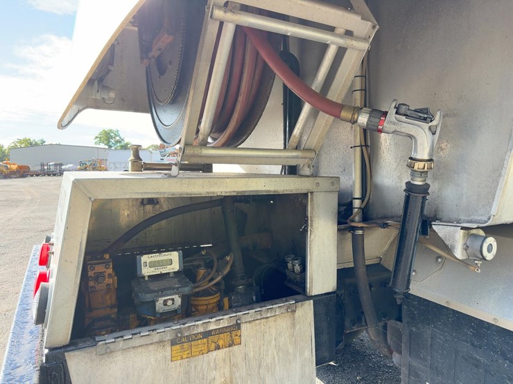 2001-peterbilt-330-image-16
