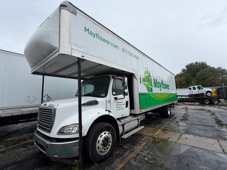 2010-freightliner-m2-106-image-1