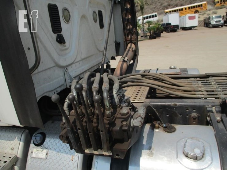 2012-freightliner-cascadia-113-image-15