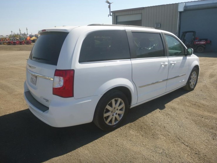 2016-chrysler-town-&-country-image-3