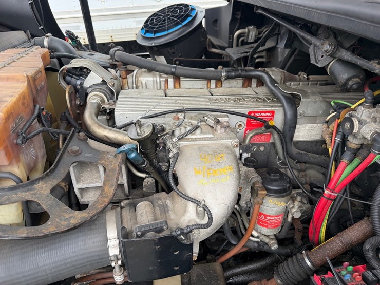 2010-freightliner-m2-106-image-57