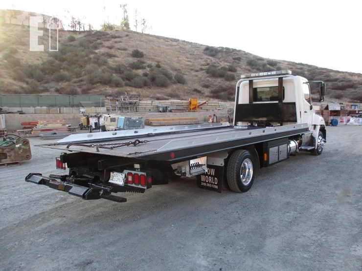 2012-hino-268-image-3
