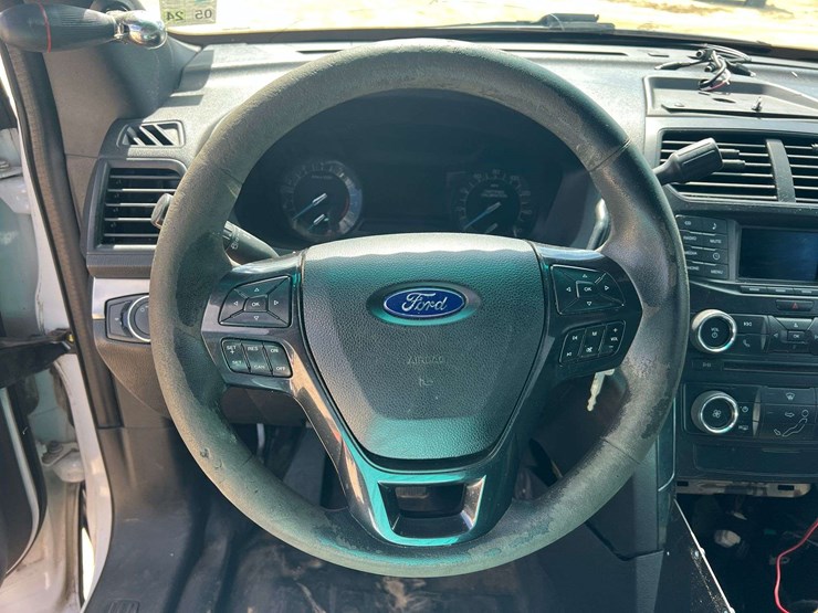 2016-ford-explorer-image-12