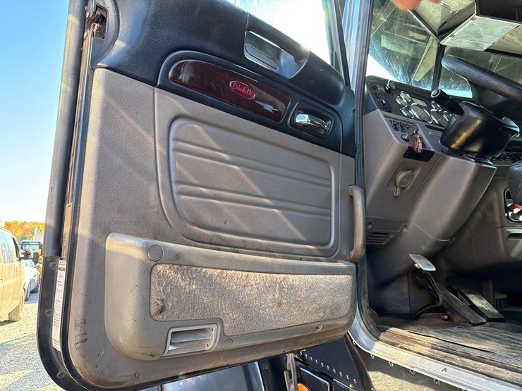 2019-peterbilt-367-image-53