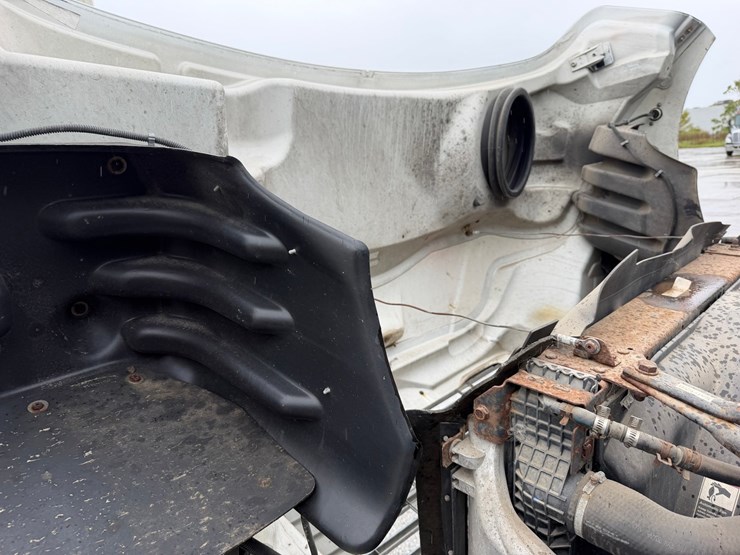 2006-freightliner-m2-106-image-54