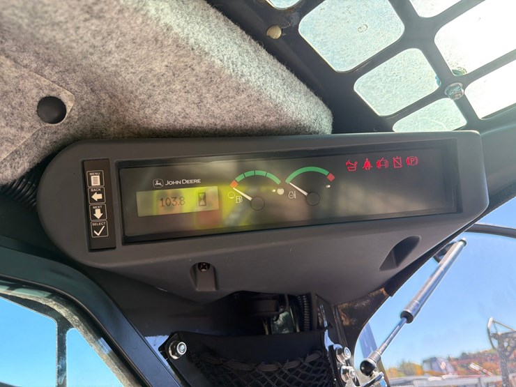 2018-deere-323d-image-52