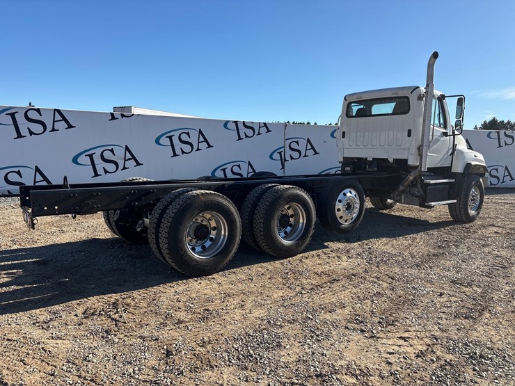 2015-freightliner-114sd-image-5
