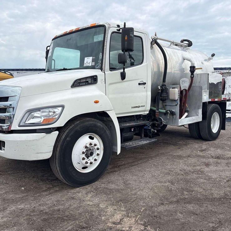 2013 HINO 268