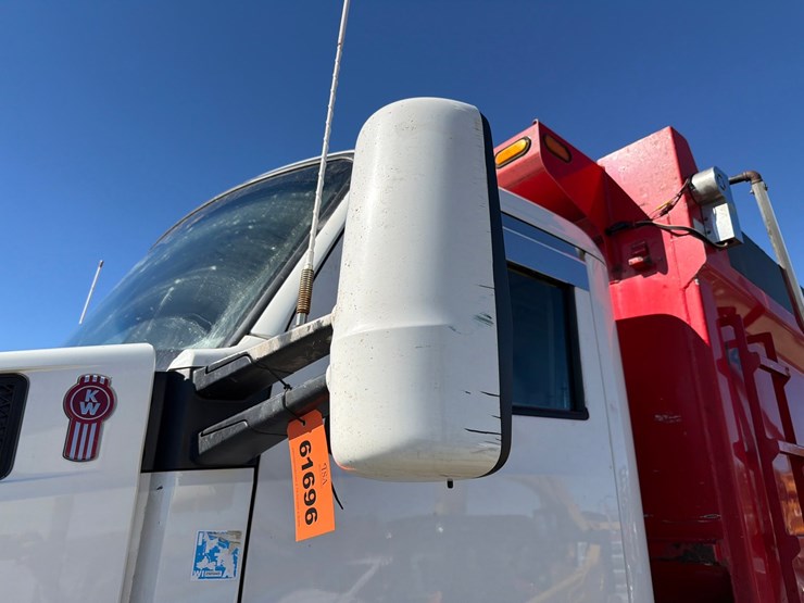 2016-kenworth-t880-image-12