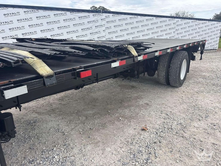 2019-peterbilt-330-image-28