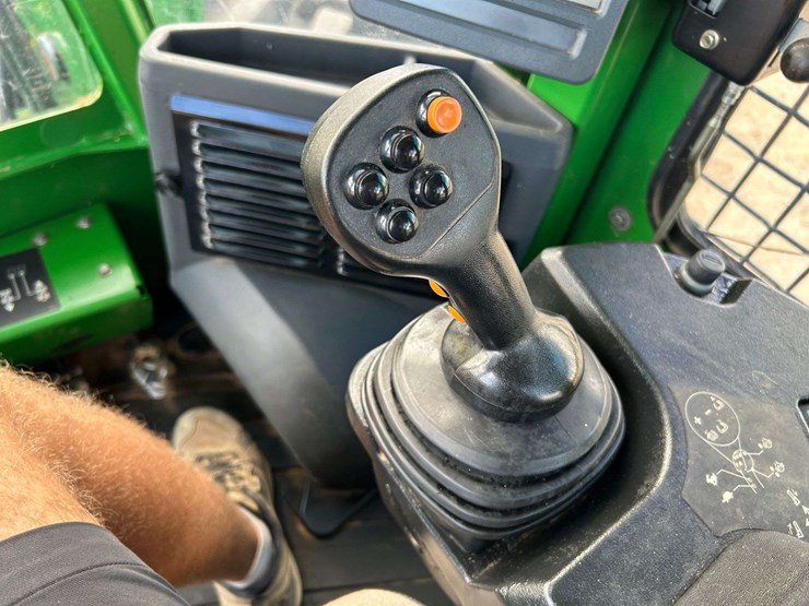 2017-deere-843l-image-16