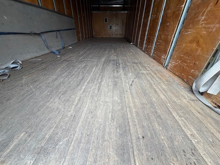 2010-freightliner-m2-106-image-34