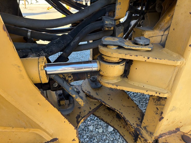 caterpillar-938g-image-25