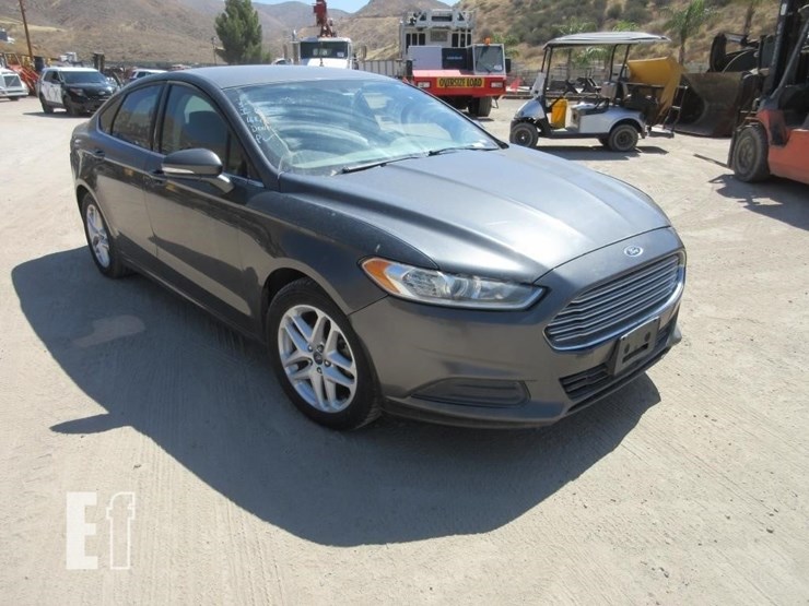 2016-ford-fusion-se-image-2