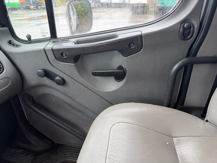 2006-freightliner-m2-106-image-45
