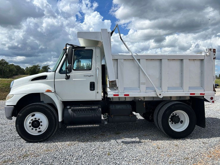 2009-international-durastar-4400-image-5