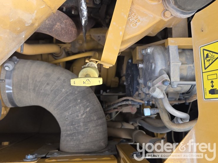 2020-caterpillar-352-image-65