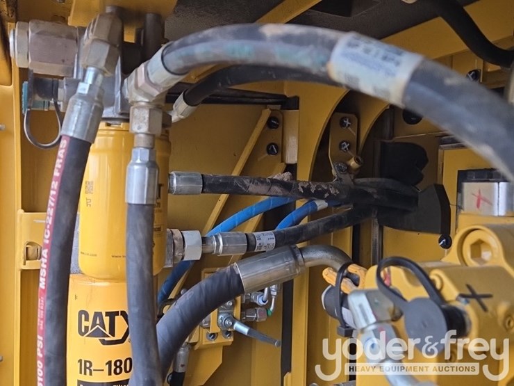 2020-caterpillar-352-image-46