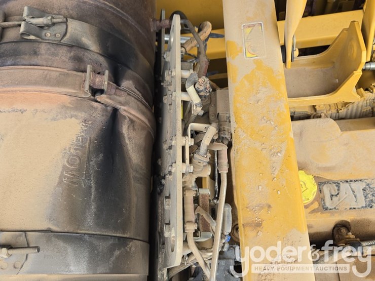 2020-caterpillar-352-image-74