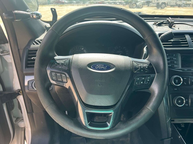 2017-ford-explorer-image-12