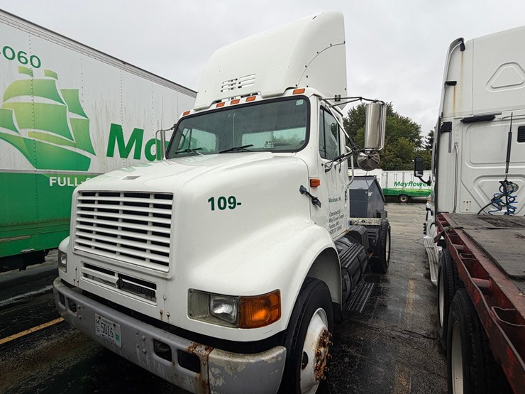 2000-international-8100-image-1