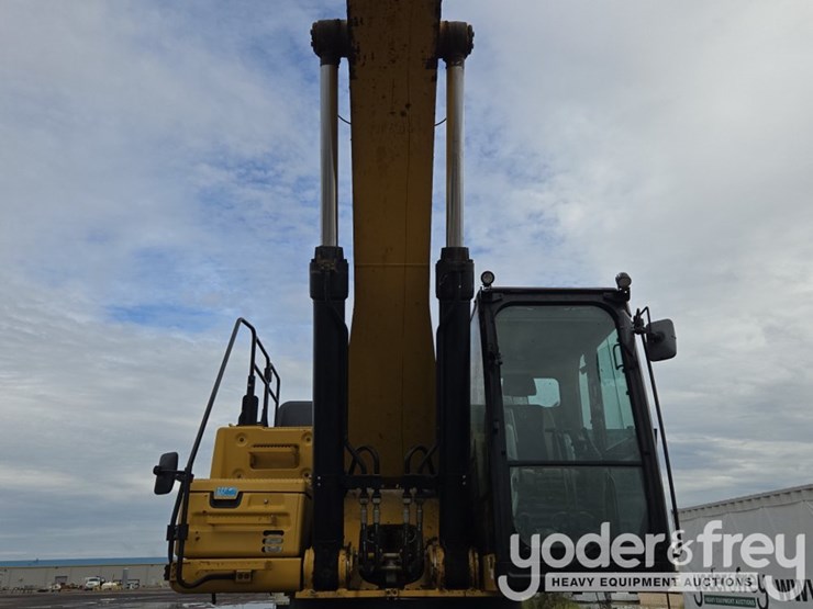 2020-caterpillar-352-image-29