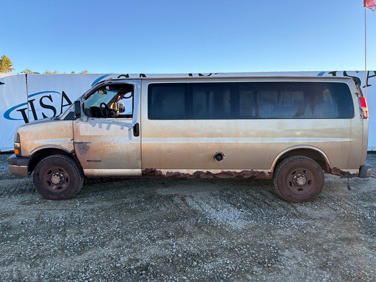 2005-chevrolet-express-3500-image-2