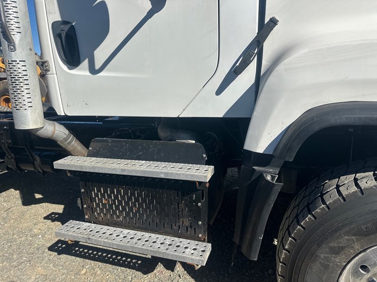 2015-freightliner-114sd-image-12