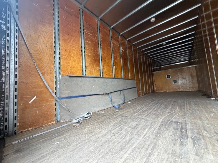 2010-freightliner-m2-106-image-33