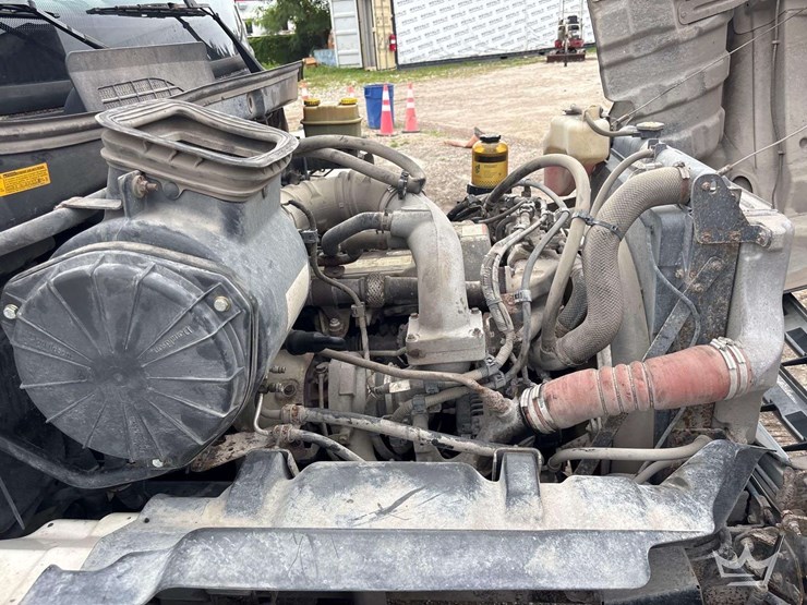 2013-hino-268-image-21