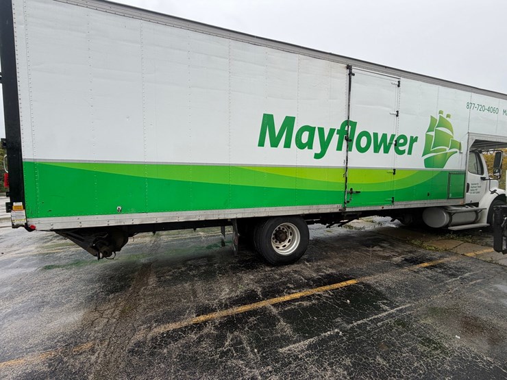 2010-freightliner-m2-106-image-6