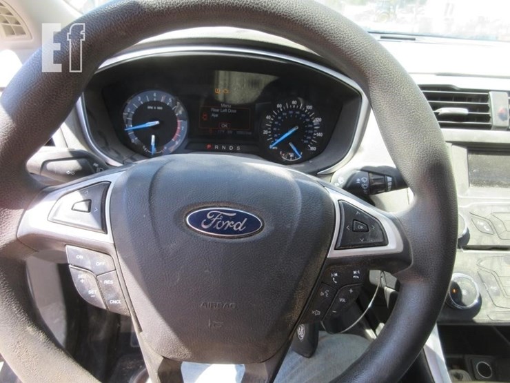 2016-ford-fusion-se-image-8