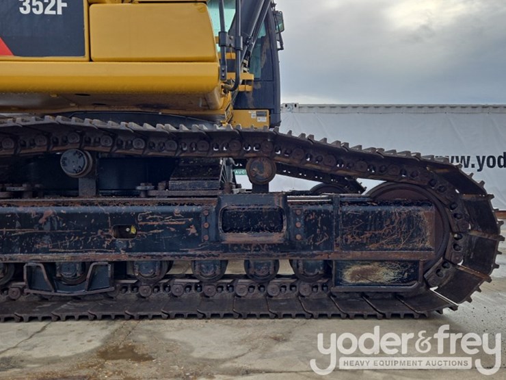 2020-caterpillar-352-image-16